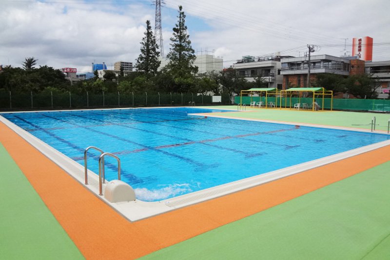 夏季にオープンする無料のプール施設