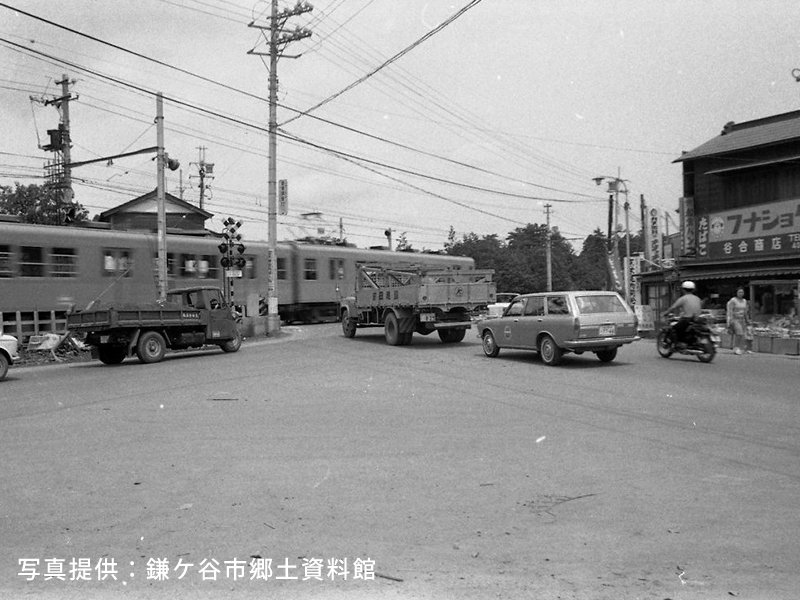 1969年頃に撮影された東武野田線（現東武アーバンパークライン）踏切前の「初富交差点」