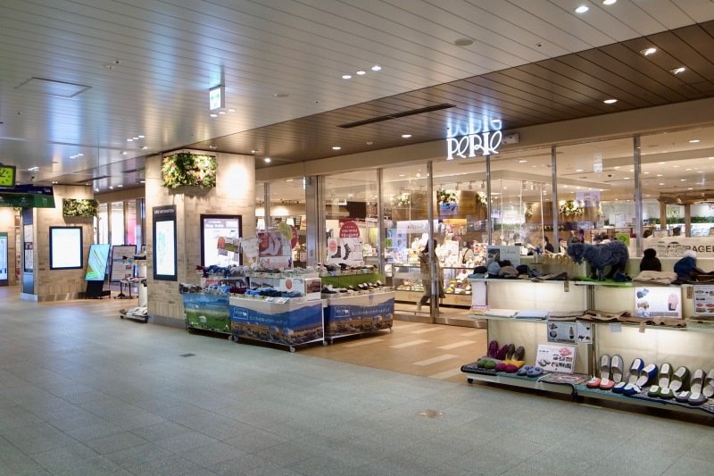 駅と直結するショッピングセンター「ペリエ海浜幕張」