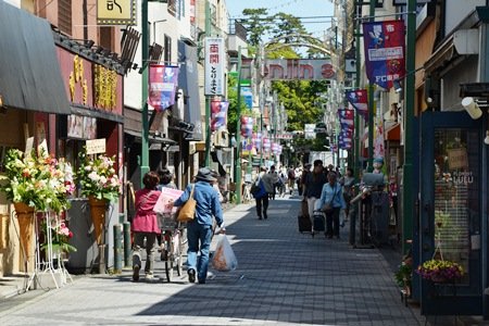 「調布」駅から「布田天神社」に伸びる「天神通り商店街」