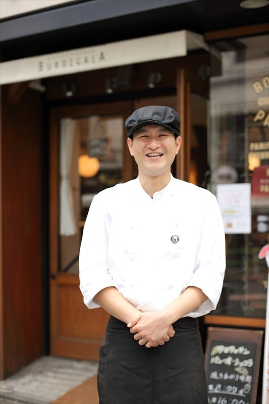 笑顔で出迎える店主