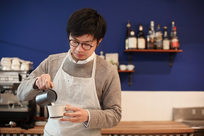 こだわりのコーヒーを丁寧に注ぎ込む