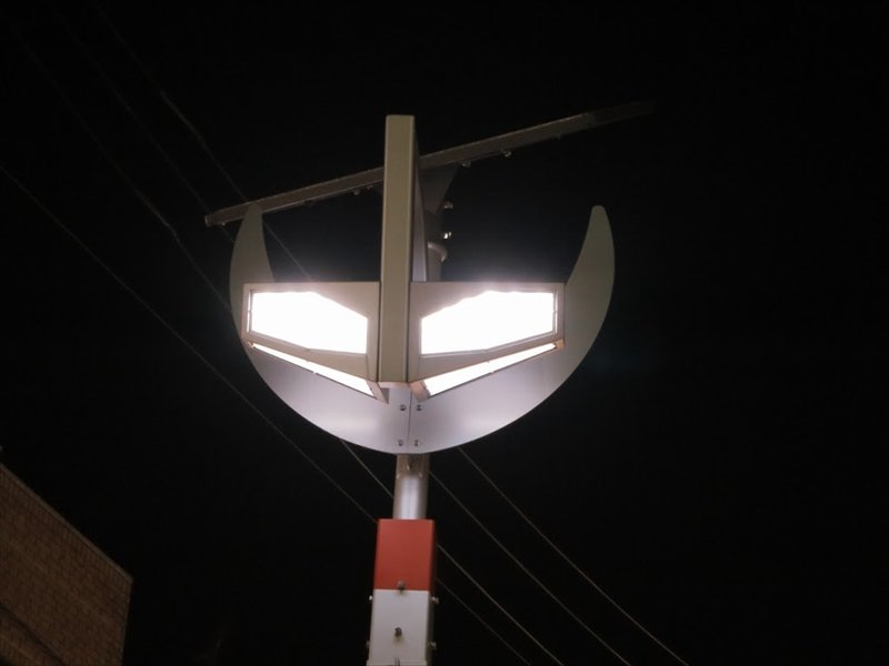 ウルトラマンタロウがモチーフの街路灯が、夜の街を照らす