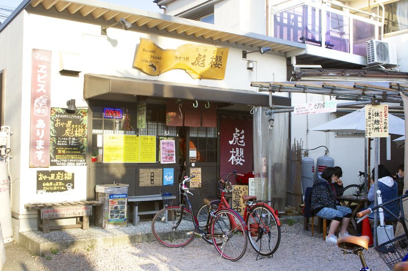 メニューがびっしり並んだ外観