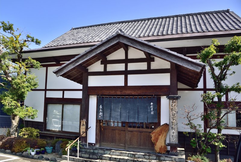 瓦屋根の日本家屋が印象的な外観