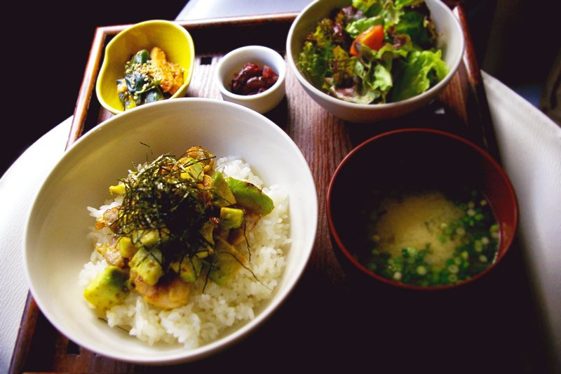 人気メニューの1つ「チキンアボガド丼」