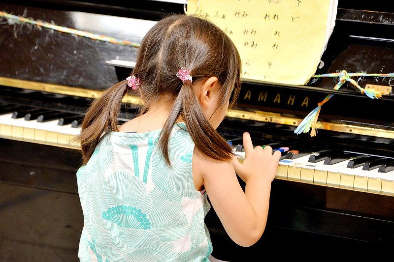 ピアノを弾く園児