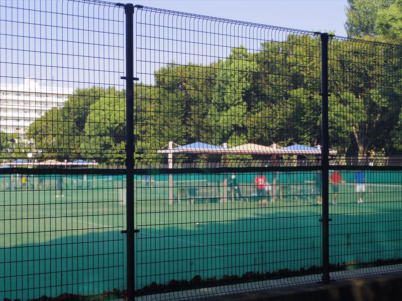 「赤塚公園」の広々したテニスコート
