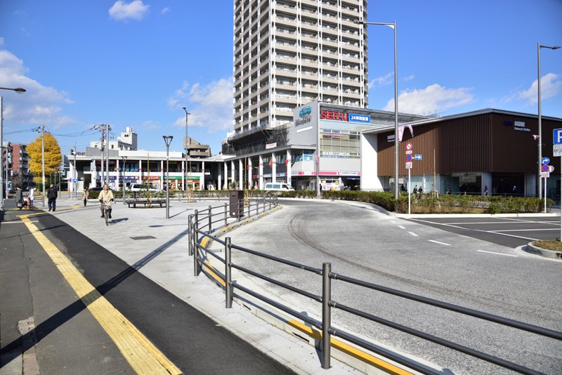 再整備された「国領」駅の駅前広場