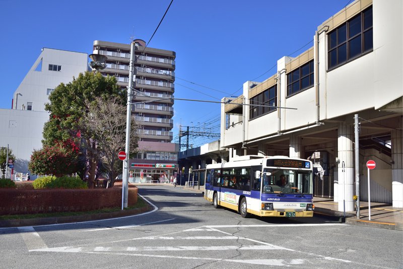 「八王子」駅行きのバスが発着する「北野」駅南口