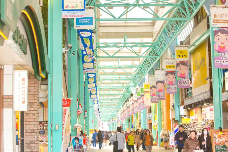 かつては路面バスも通っていた「吉祥寺サンロード商店街」