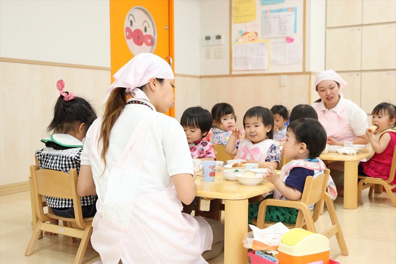 園児を見守る保育士さん