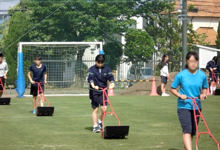 「西東京市立谷戸小学校」での校庭の芝刈りボランティア