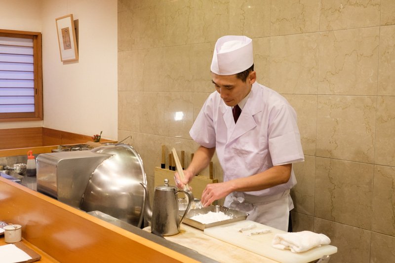 油の音が店内に響く