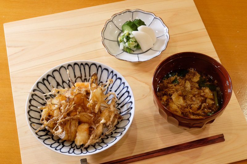 天丼と魚の出汁がしみる赤だし