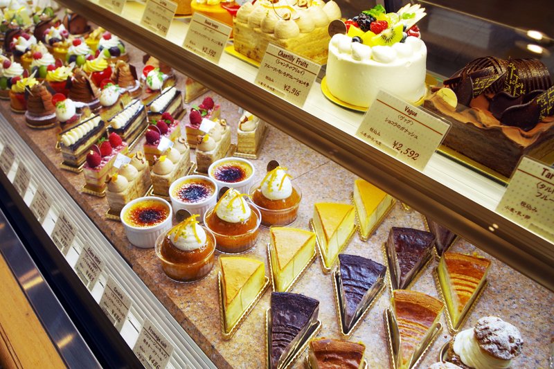 店内にずらりと並ぶ30種類以上のケーキは本店で作られる