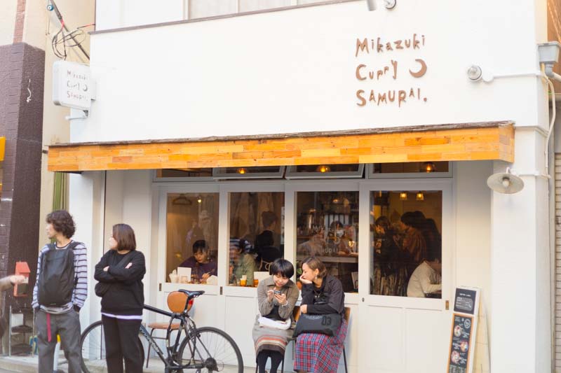 「Mikazuki Curry SAMURAI. 下北沢店」などカレー専門店も多い