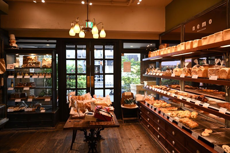 店内にはさまざまな種類のパンが並ぶ