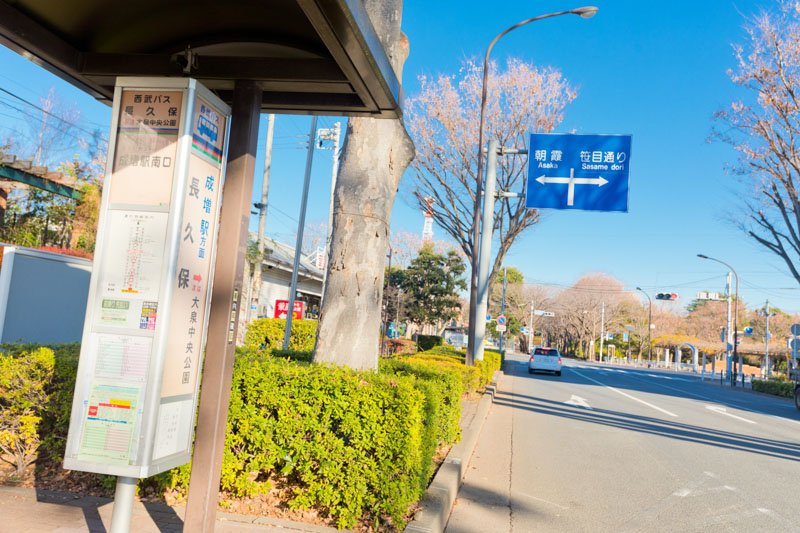 多くの駅へ向かうバスが発着する「長久保」停留所