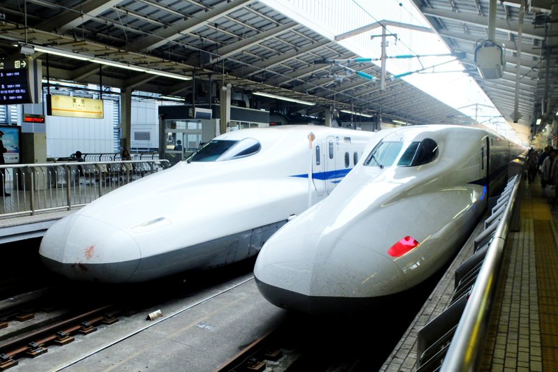 「東京」駅に停まる東海道新幹線