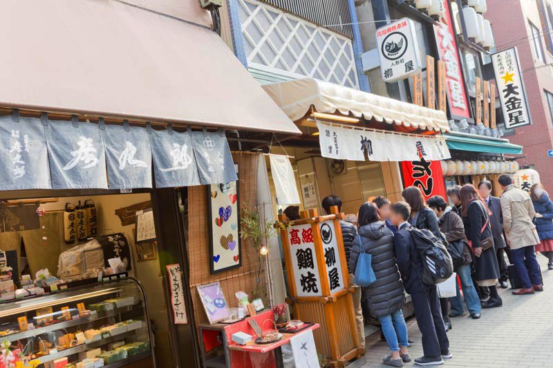 人々で賑わう「甘酒横丁」