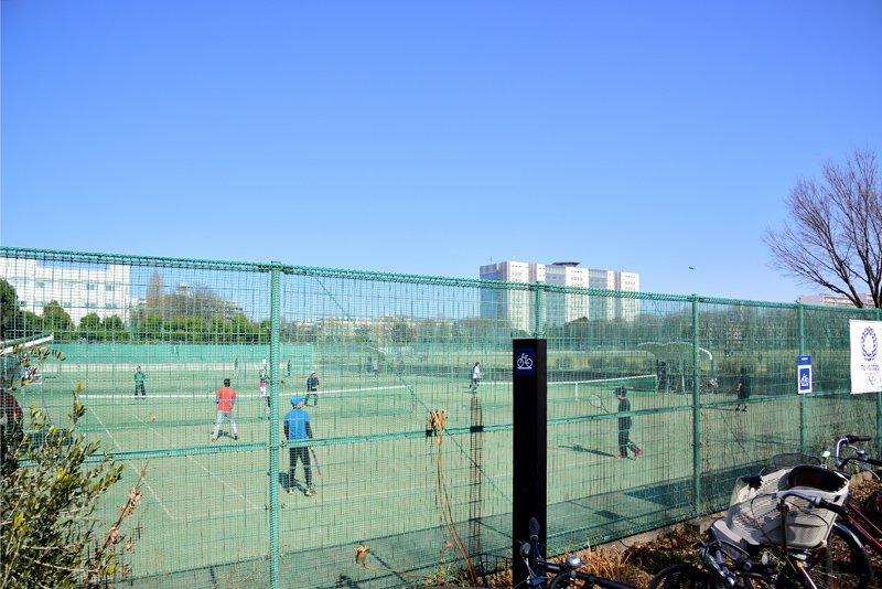 整備された人工芝のテニスコート