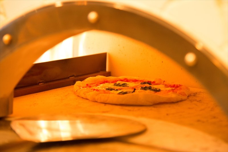 石窯で焼く本格ピザ