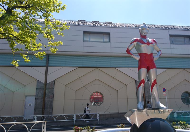 「祖師ヶ谷大蔵」駅前のウルトラマンのシンボル像