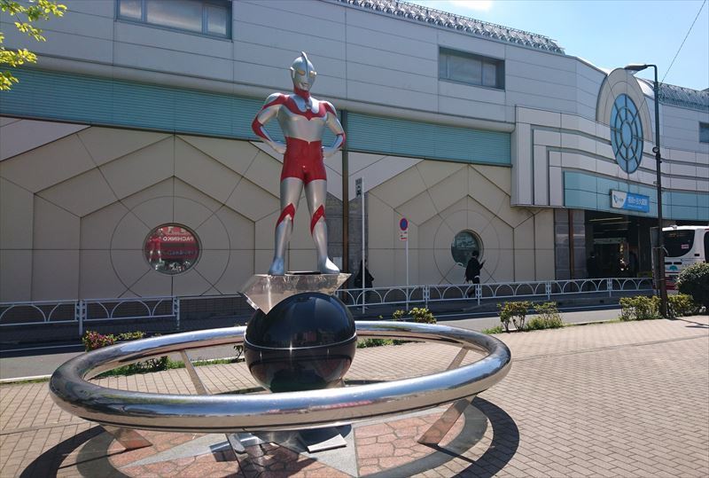 「祖師ヶ谷大蔵」駅北側に立つウルトラマンシンボル像

