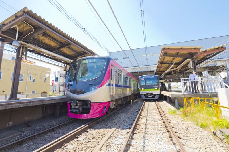 「桜上水」駅に停まる京王線電車