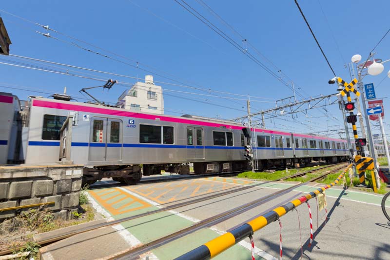 街を走る京王線電車