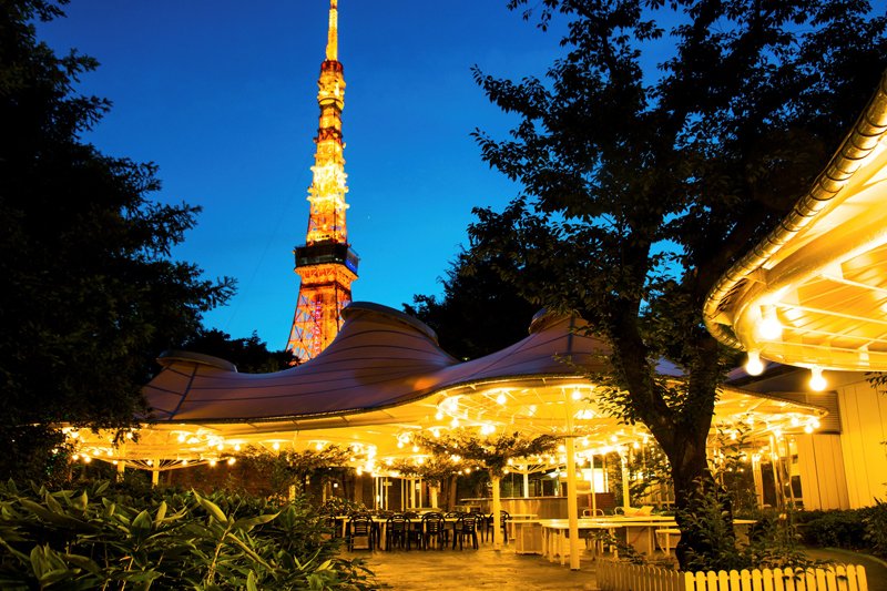 夜の「東京プリンスホテル」。夏季はビアガーデンも開催している。