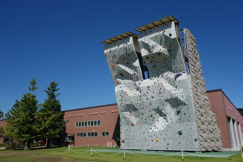 高さ16.5メートルの本格クライミングウォールは施設のシンボル