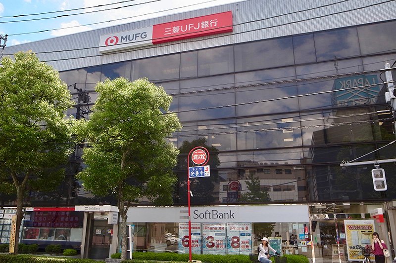 駅前にある「三菱UFJ銀行 瑞江支店」