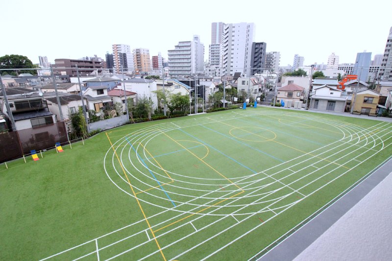 「足立区立千寿小学校」の校庭