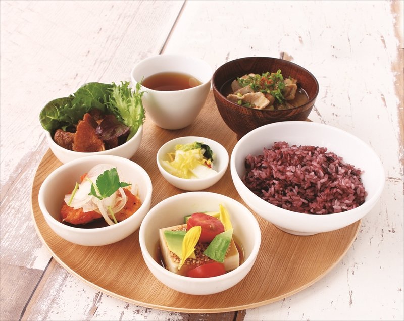 玄米と栄養バランスのとれた選べる小鉢が人気の「yusoshi」のデリごはん