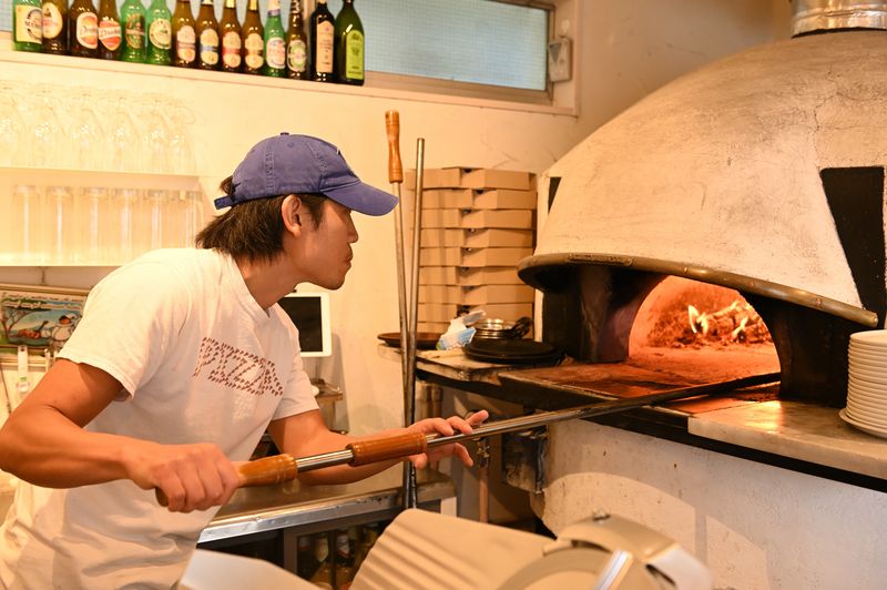 石窯で焼き上がるピザを間近で見られる