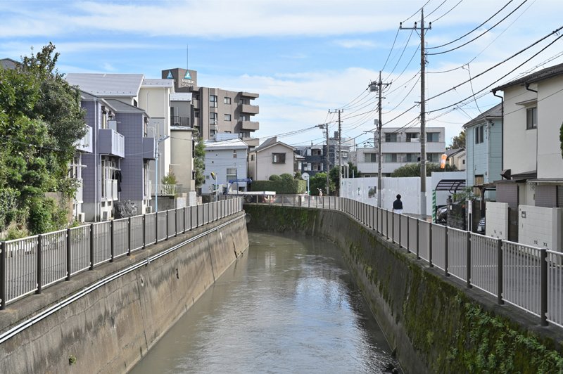 神田川もそばに流れ、閑静な住宅街が広がる。