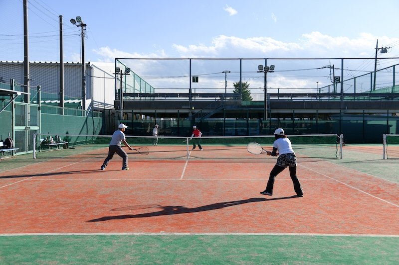 シニア世代の利用者も多いテニスクラブ