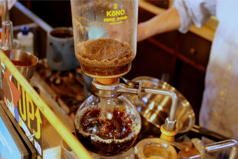コーヒーは、直前に豆を挽いてサイフォンで淹れてくれる