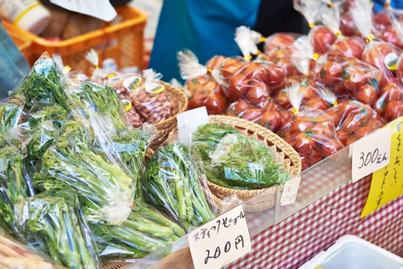 新鮮な野菜が多く並ぶ