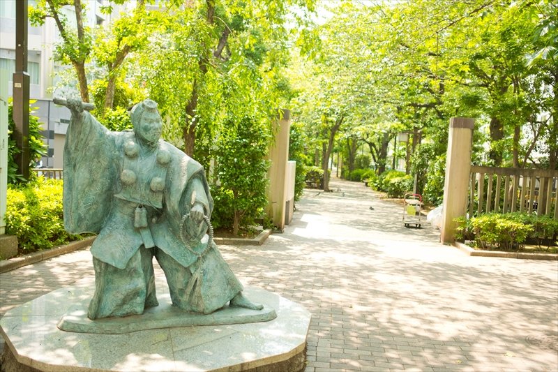 「浜町緑道」にある弁慶像。歌舞伎の演目として知られる『勧進帳』に登場する