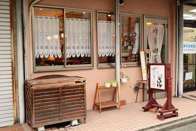 千歳烏山にある昭和レトロな雑貨が並ぶ「喫茶宝石箱」