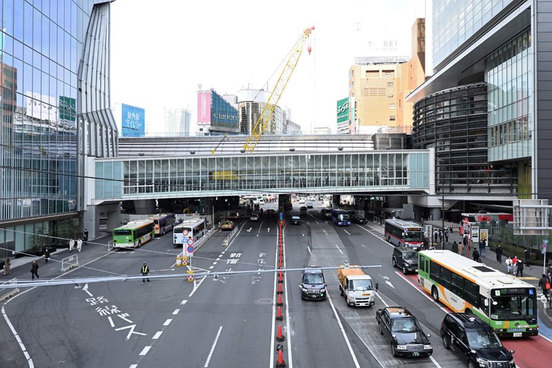 「渋谷ヒカリエ」と「渋谷」駅をつなぐ明治通りの跨道橋