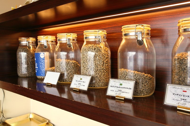店内には品質の高いコーヒー豆が並ぶ