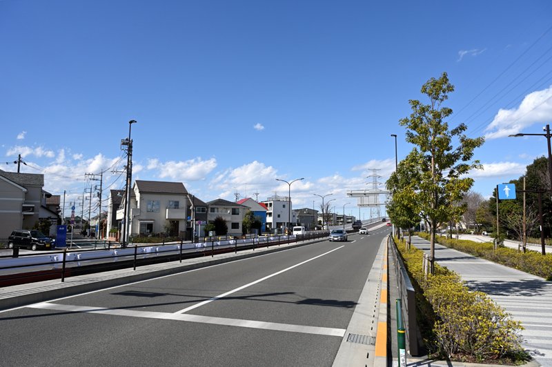 国分寺市内藤付近。道路はきれいに整備されており、歩道も広く安心