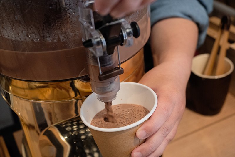 濃厚なチョコレートの味わいを楽しめる「ショコラショー」