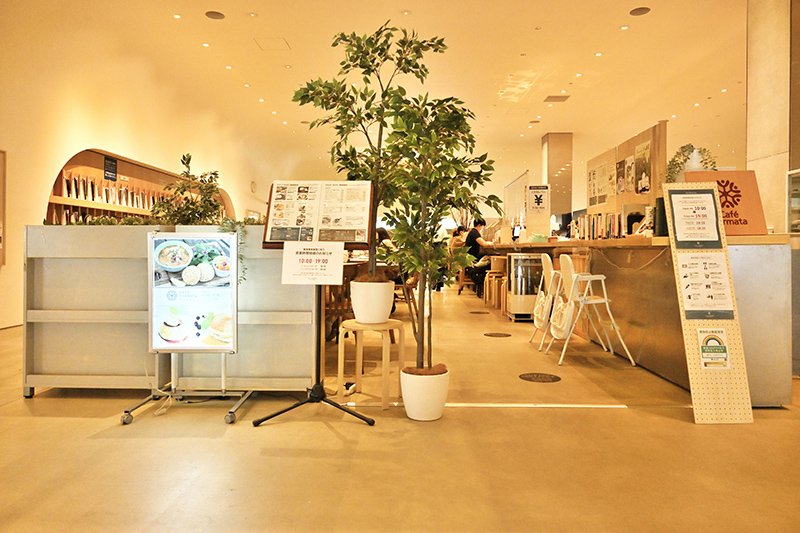 「武蔵野プレイス」1階の「カフェ フェルマータ」
