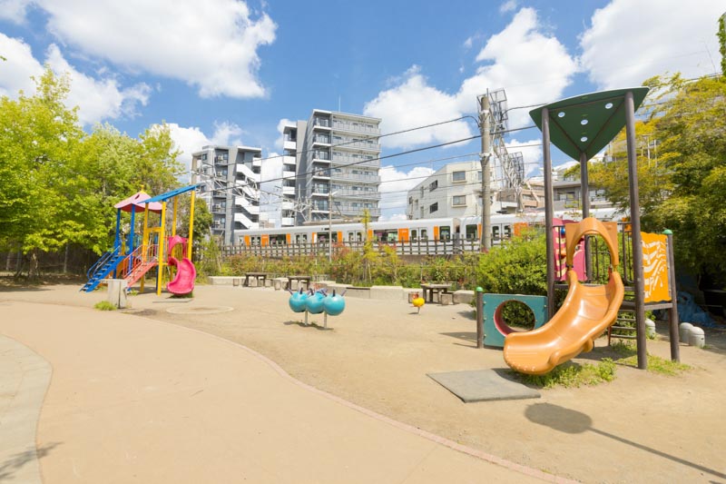 子どもに人気の「池袋本町電車の見える公園」