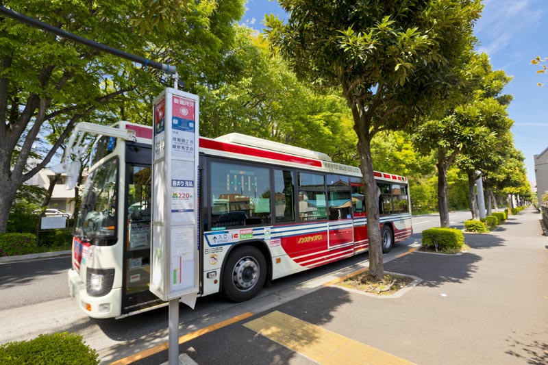 「吉祥寺」駅などに向かうバスが発着する「柳橋」停留所